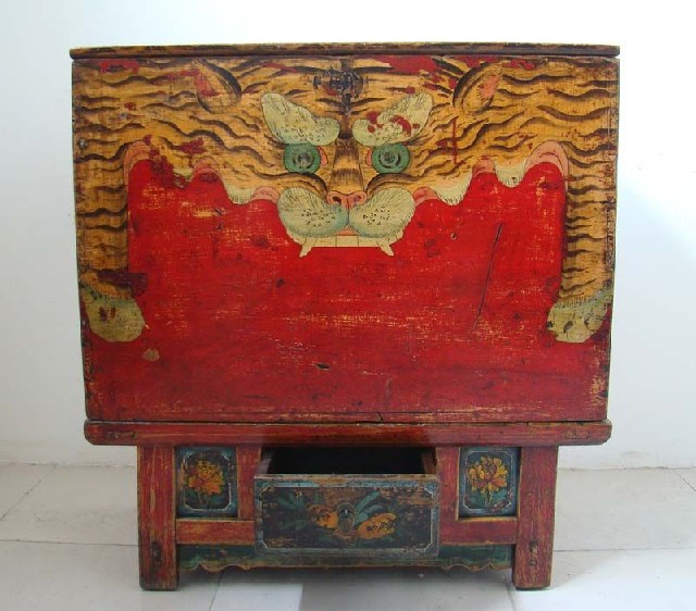 虎头座箱|seat trunk of tiger painting