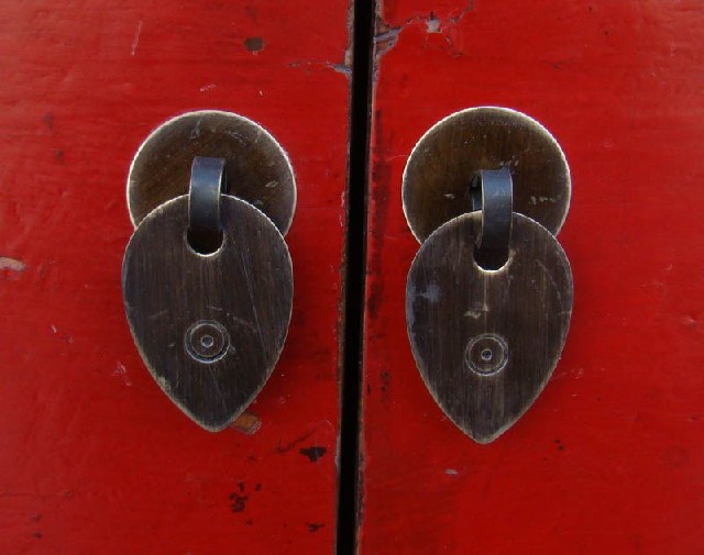 红描彩三抽二门柜|red depicting a color chest with two gates and three drawers