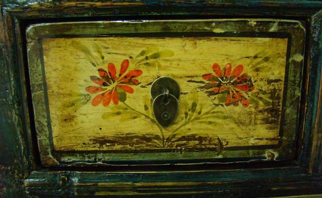 描彩三抽二门柜|painted cabinet