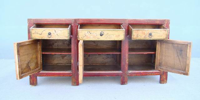 描彩三抽三门柜|Color-painted low cabinet