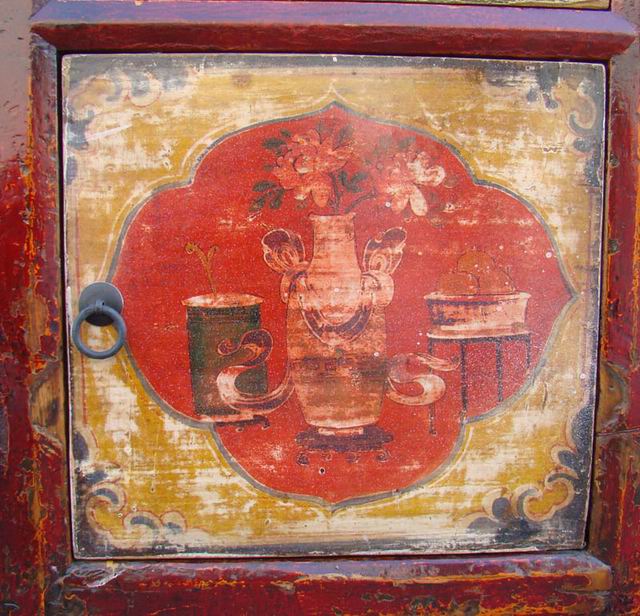 描彩三抽三门柜|Color-painted low cabinet