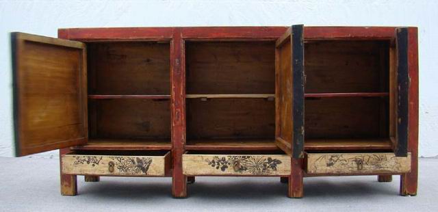 描彩三抽三门柜|Color-painted low cabinet