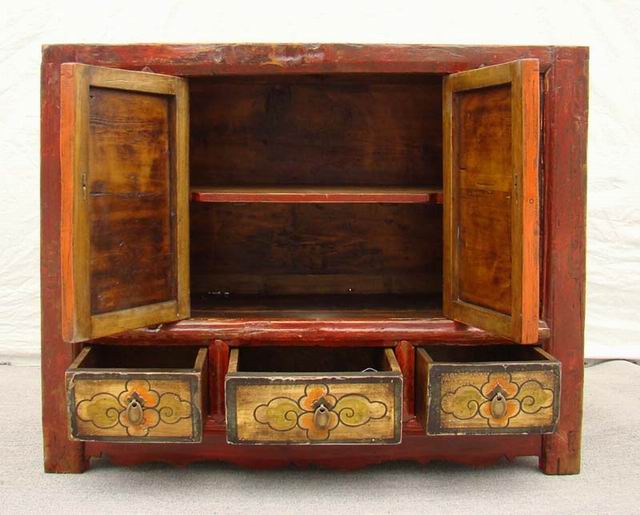 描彩三抽二门柜|painted cabinet