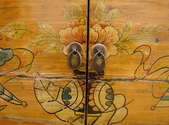 描彩三抽二门柜|painted cabinet