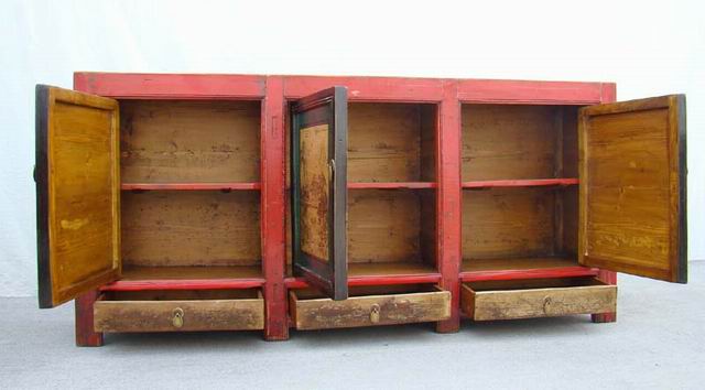 描彩三抽三门柜|Color-painted low cabinet