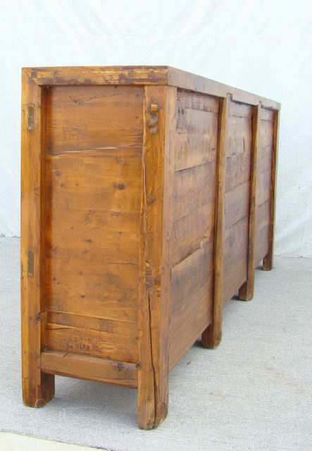描彩三抽三门柜|Color-painted low cabinet
