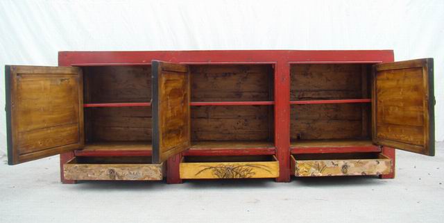 描彩三抽三门柜|Color-painted low cabinet